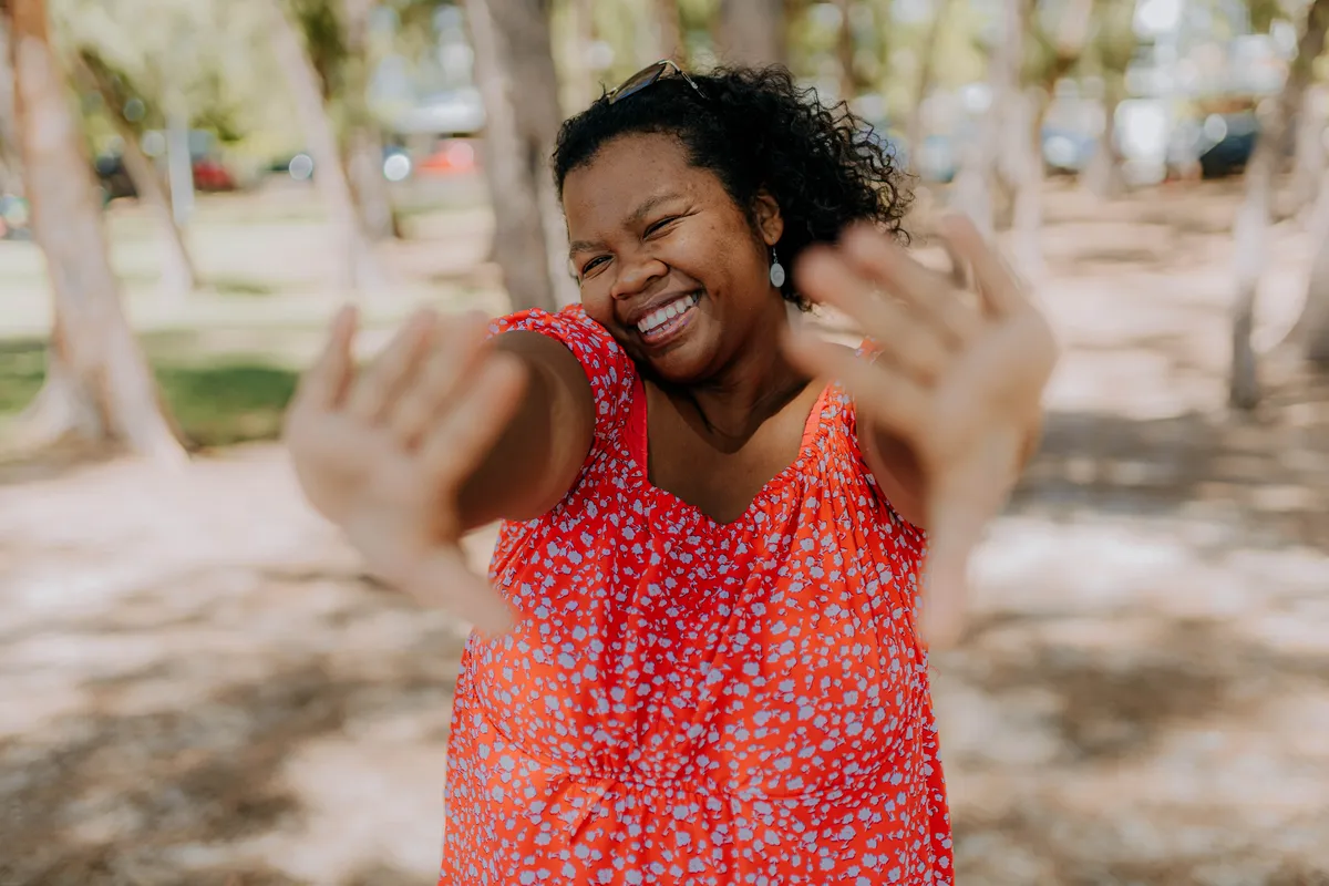 Comment être à l’aise devant la caméra : Techniques simples pour des photos naturelles et réussies