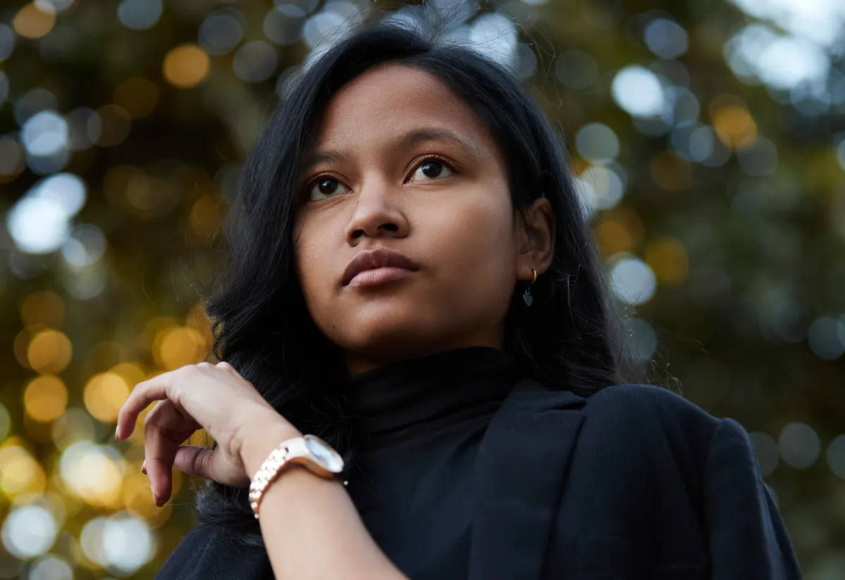 Shooting portrait Liantsoa – look urbain chic en noir